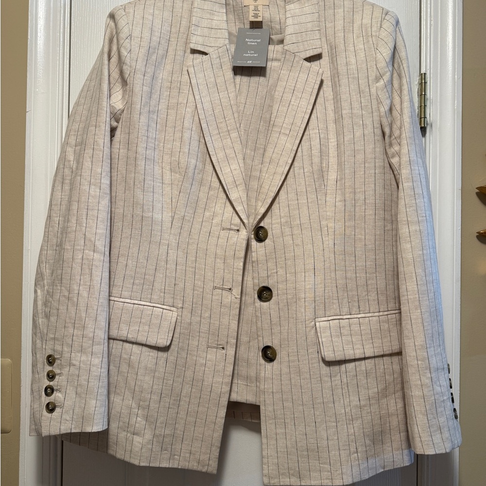 Cream Tailored Blazer with Notched Lapels and Structured Shoulders